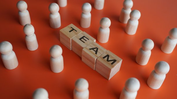 木制玩偶和文字团队图片下载