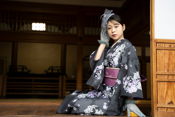 在下雨天看到一个穿着传统和服的美女。图片下载
