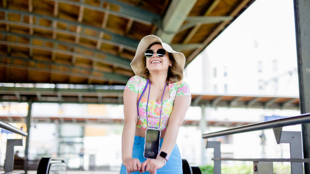 快乐的游客在里昂提着行李箱坐在那里图片下载