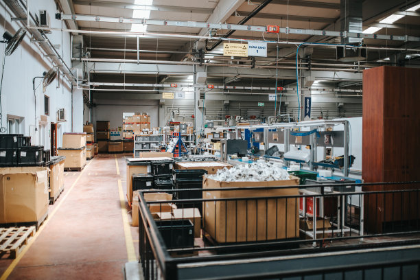 电子工业制造设备的空工厂视图图片下载