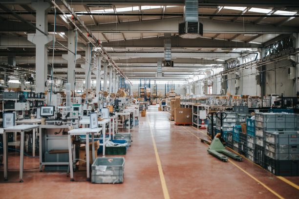 电子工业制造设备的空工厂视图图片下载