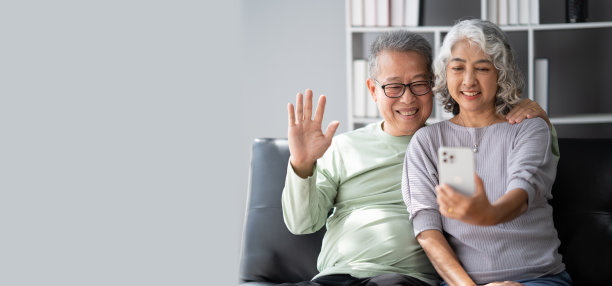 亚洲老年夫妇在家使用智能手机。亚洲老年祖父母，与家人视频通话。图片下载