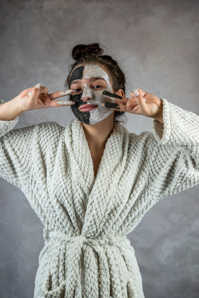 漂亮女人使用黑白修复粘土面膜图片下载