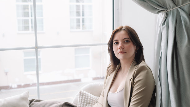 一个快乐、爱做梦的年轻女子的肖像图片下载