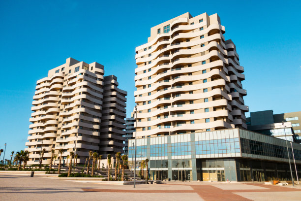 阳光明媚的日子里，卡萨布兰卡的现代建筑映衬着蓝天图片下载