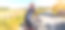 成熟的成年人骑着赛车在地中海风景海岸公路上爬山。图片下载