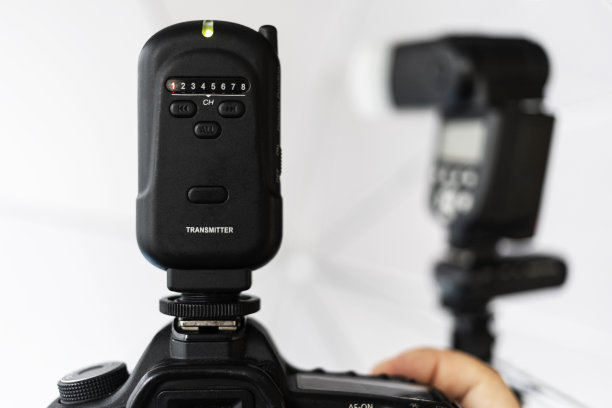 用于数码相机的无线闪光触发发射器。拍摄闪光灯，远距离点亮多个手持式手电筒。闪光灯触发发射器附在相机上图片下载