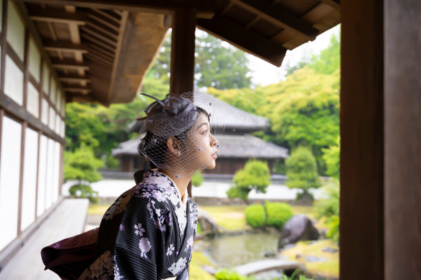 在下雨天看到一个穿着传统和服的美女。图片下载