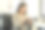 漂亮的年轻女性网络开发人员在创意办公室为移动应用程序开发项目。图片下载