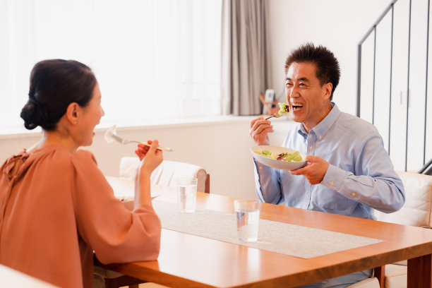 一对老夫妇在一起吃饭图片下载