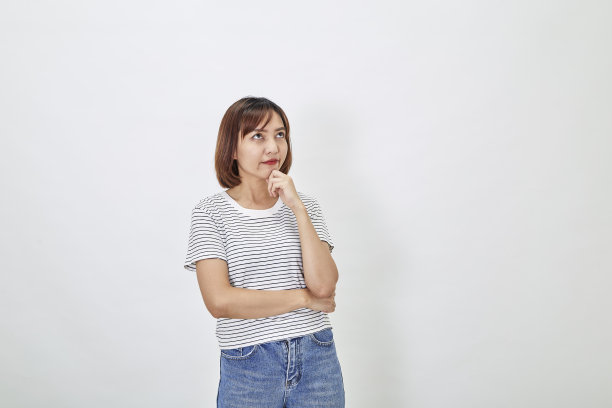 思考的商务女性，棕色短发，在白色背景上看起来很孤立图片下载