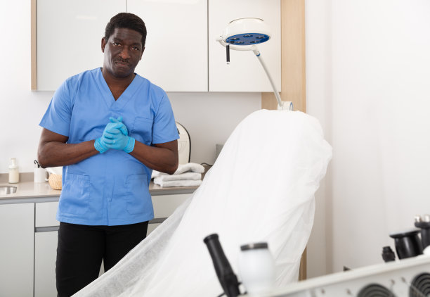 专业男美容师欢迎光临美容诊所图片下载