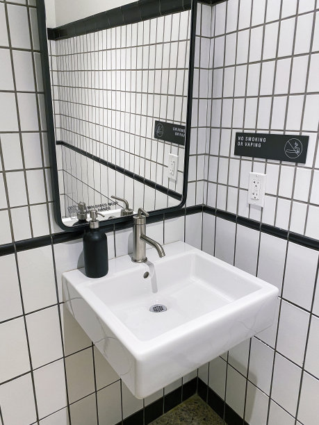 公共厕所水槽图片下载