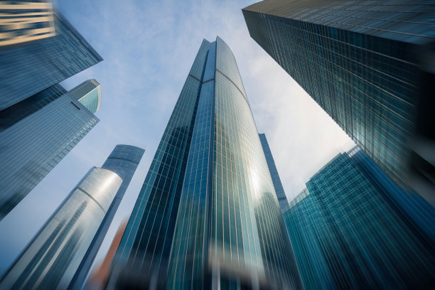 带有模糊运动效果的现代商业建筑图片下载