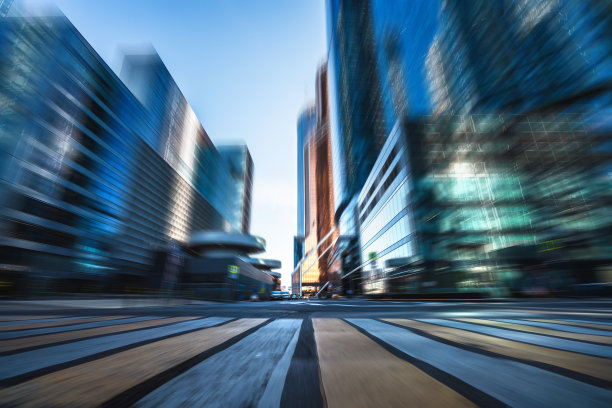 现代商业区人行横道模糊运动效果图片下载