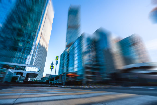 现代商业区人行横道模糊运动效果图片下载