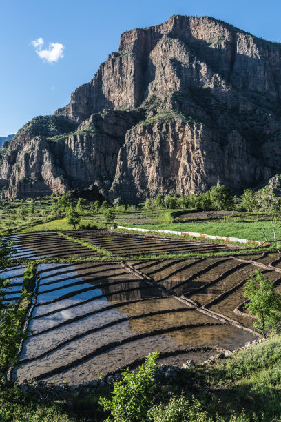 在Çukurca, Hakkari, t<s:1> rkiye水稻种植是通过在群山环绕的平原上用泥浆制造小池塘来进行的。图片下载
