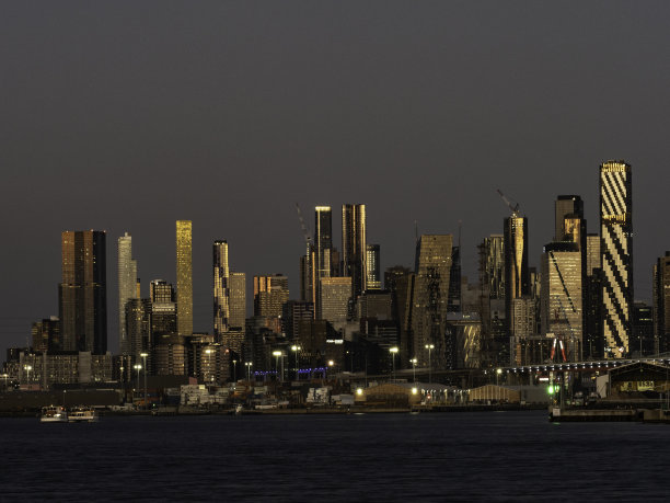 日落时分的城市天际线图片下载