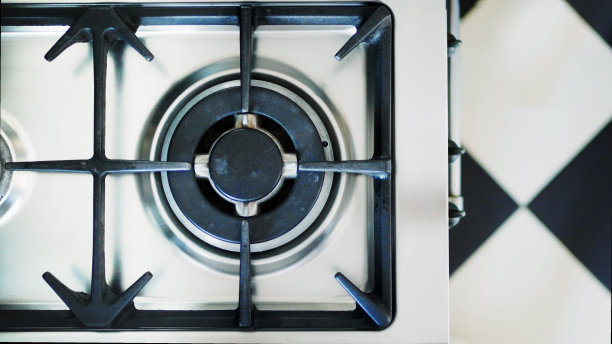 白色煤气炉与铸铁格栅在厨房图片下载