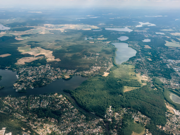 从空中俯瞰Königs，勃兰登堡的Wusterhausen。飞机上的德国航拍照片。图片下载