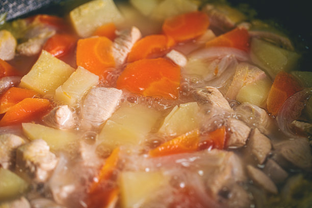 在家做鸡肉和土豆咖喱图片下载