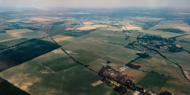 Schönefeld，从飞机窗口看到柏林的勃兰登堡。景观与城市和农业领域从高点。图片下载