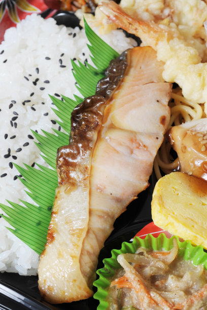 这是日本最常见的便当盒，里面有烤鲑鱼作为配菜。图片下载