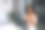 友好的非洲年轻女子坐在餐桌旁，在现代厨房里用笔记本电脑工作，微笑着看着镜头。图片下载