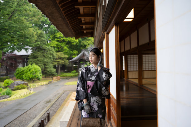 在下雨天看到一个穿着传统和服的美女。图片下载