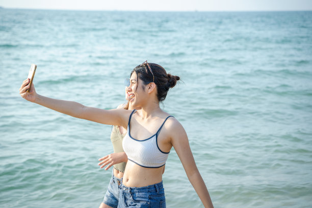 十几岁的女孩在海边玩耍，暑假，阳光明媚的夏日在热带海滩。图片下载