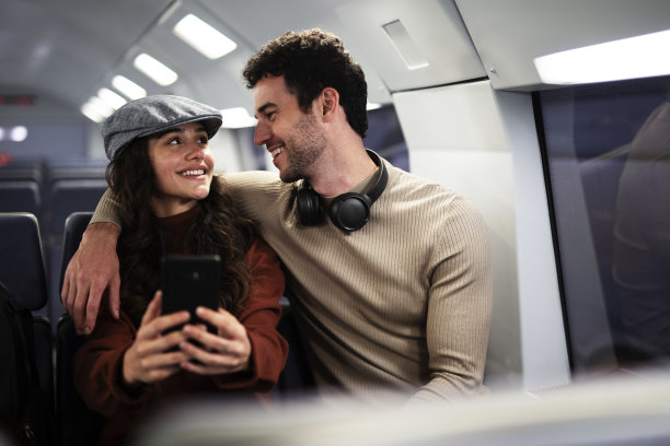 恩爱夫妻乘火车旅行。图片下载