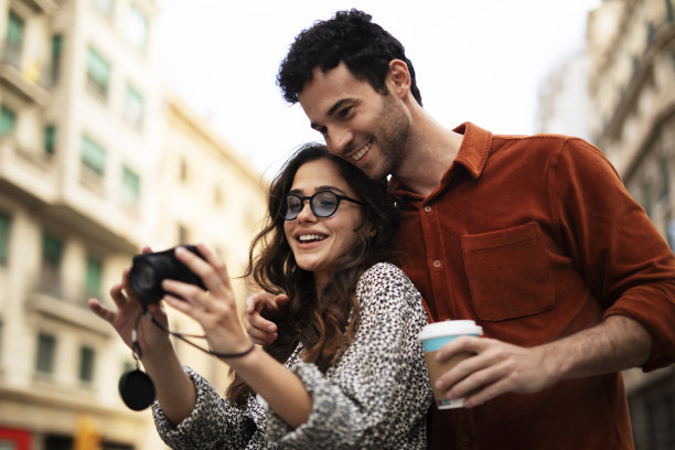 一对恩爱的情侣穿过城市。图片下载