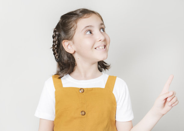 体贴的小女孩望着别处，想着图片下载