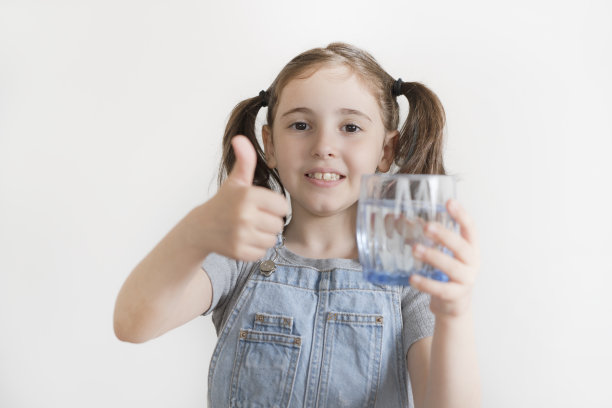 小女孩喝水图片下载