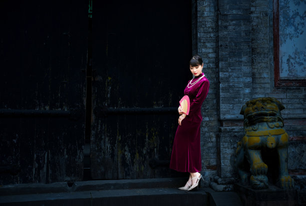 一个穿旗袍的女人图片下载