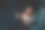 手机成瘾男子深夜在床上醒来，用智能手机查看社交媒体上的点赞和关注者。网瘾概念图片下载