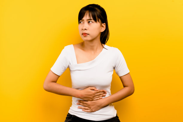 严重腹痛，饥饿，食物中毒，食用变质食物，腹泻，肠道炎症，身体不健康。图片下载