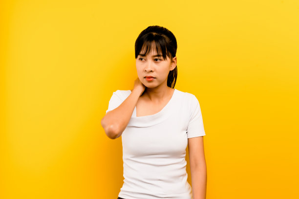 颈部疼痛，是由辛苦工作引起的身体疲劳，是劳累过度的年轻女性颈部疼痛图片下载