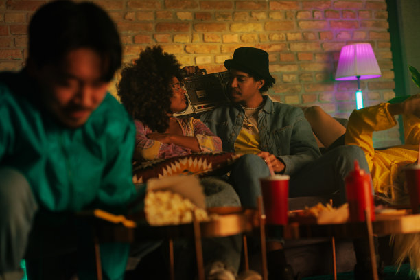 夫妻俩在家里和朋友一起玩。图片下载