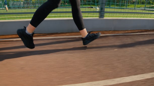 有人在运动场上跑步图片下载