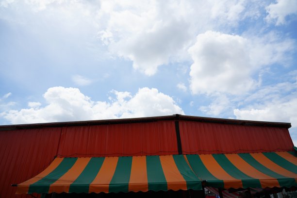 绿色和黄色遮阳篷与屋顶图片下载