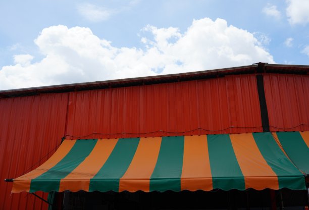 绿色和黄色遮阳篷与屋顶图片下载