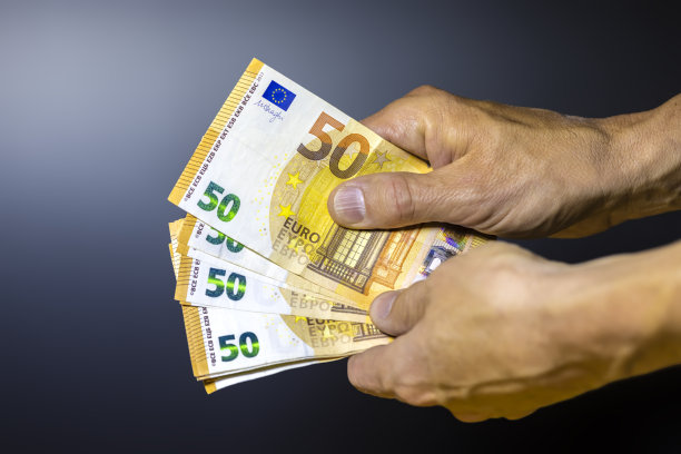 手里拿着五十欧元的钞票图片下载