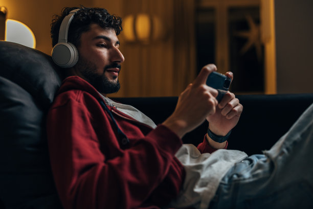 年轻的成年白人男子在家图片下载