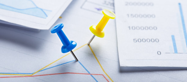 用大头针标记财务图表。股票上市和财务图表的检查。银行、财务报告和财务审计的概念。图片下载