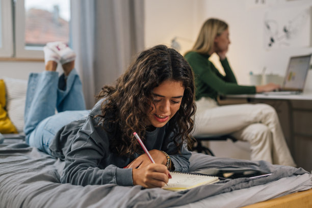 宿舍里的白人女学生图片下载