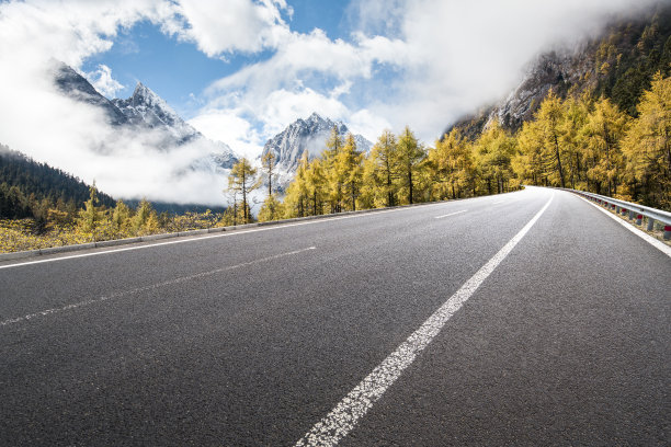 秋天的山路图片下载