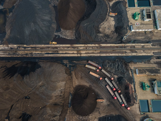 煤场卡车装卸图片下载