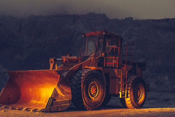 夜间采石场的装载机图片下载