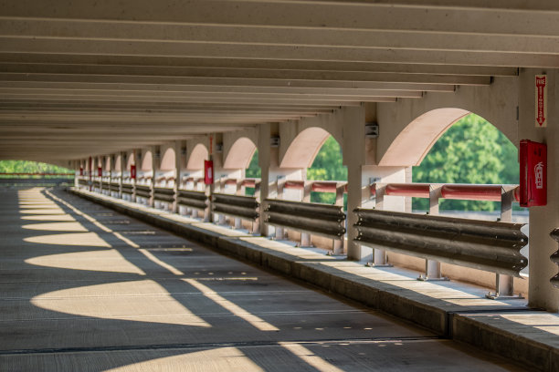 白天的照片，一个空荡荡的城市，市中心的预制混凝土停车场。图片下载